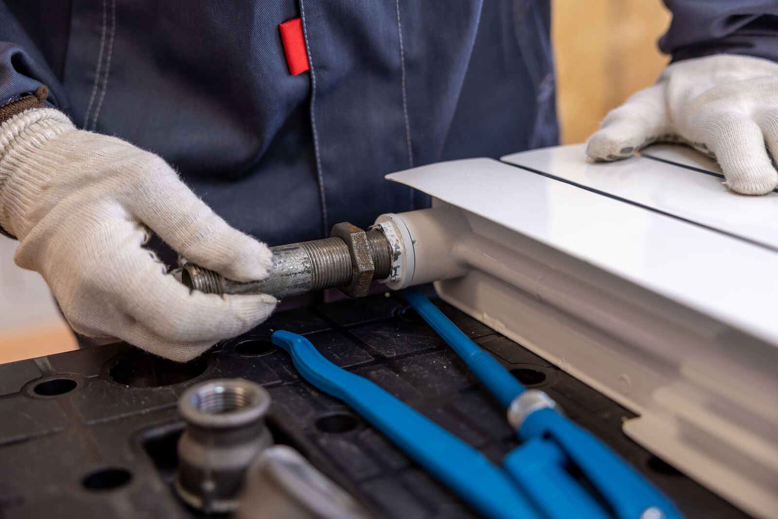 Monteur werkt aan de aansluiting van een radiator