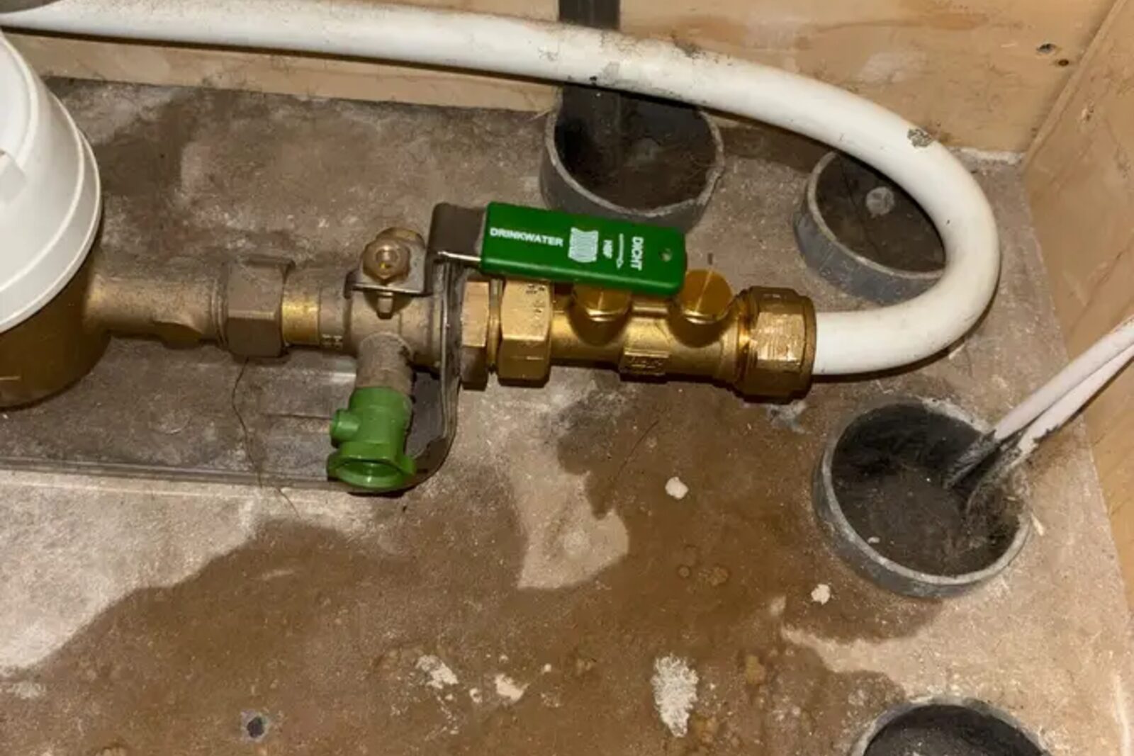 Afvoeropeningen en een waterkraan in een technische ruimte