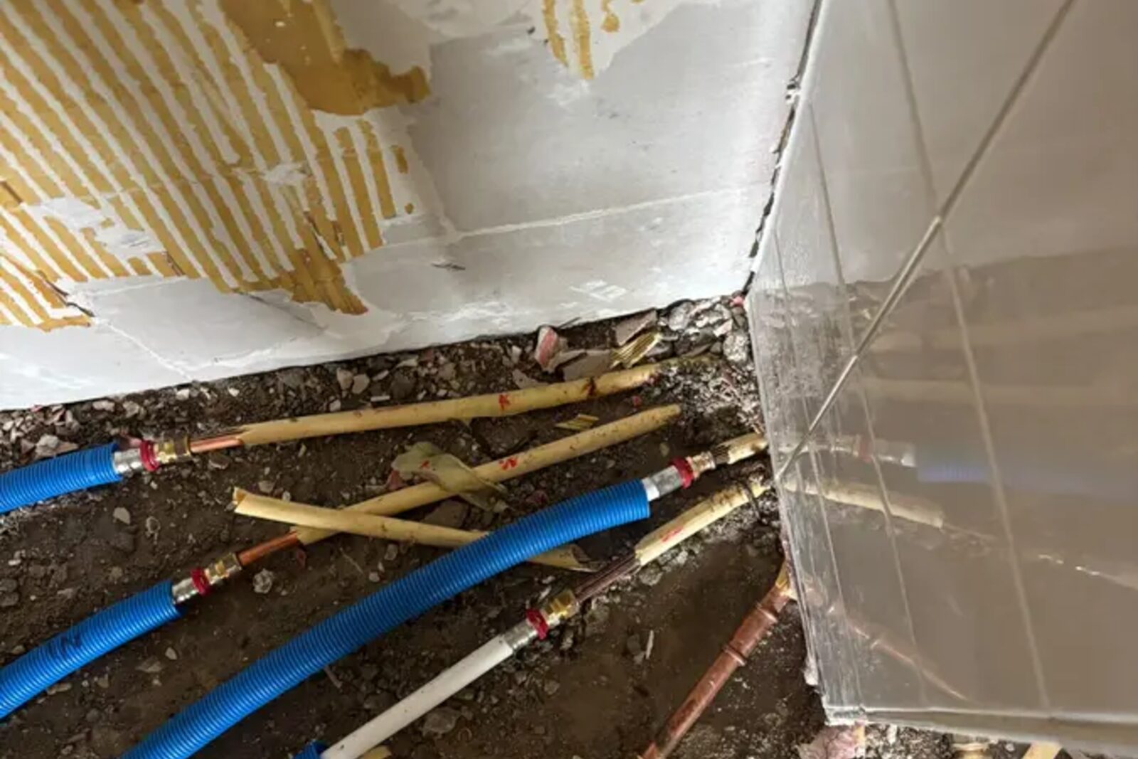 Leidingen in de vloer tijdens een verbouwing