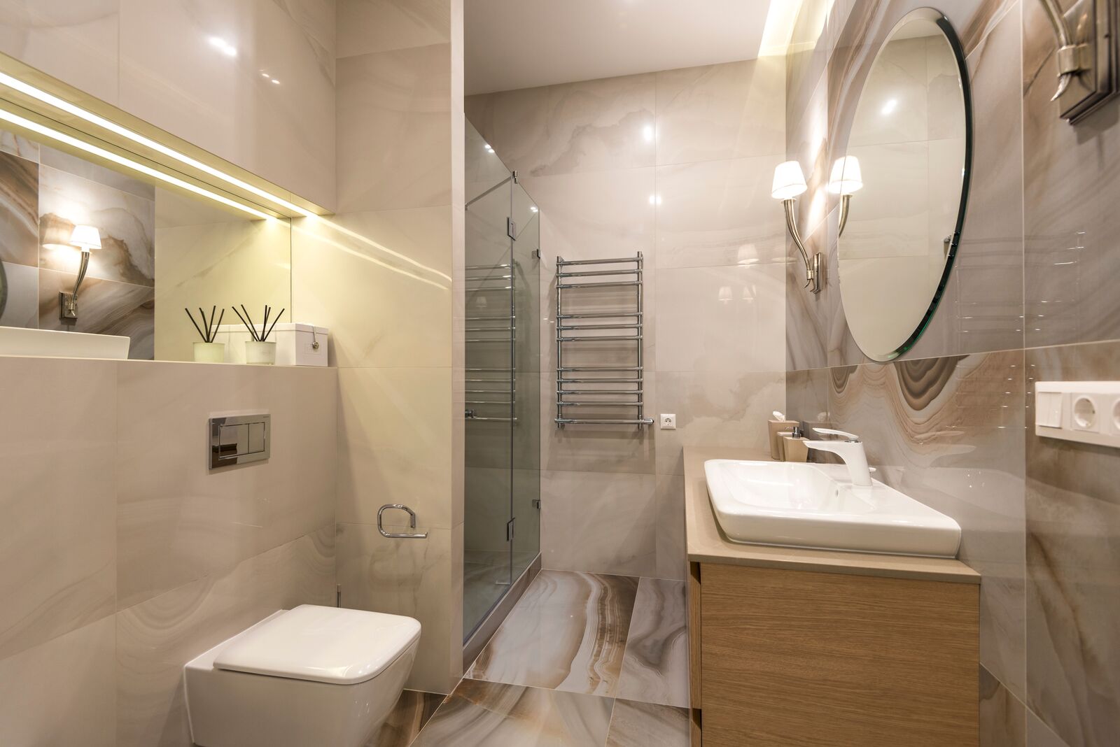 Badkamer met hangend toilet en inbouwreservoir