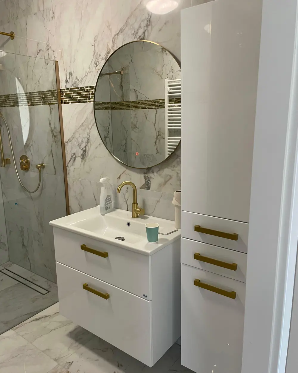 Luxe badkamer met marmerlook-tegels en gouden accenten