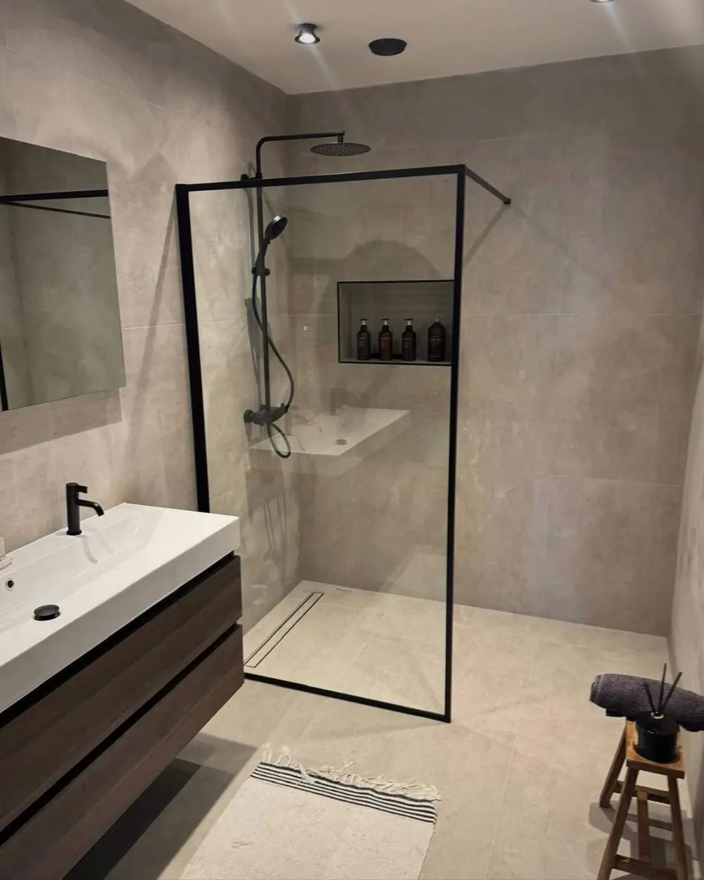 Moderne badkamer met dubbele wastafel en zwart-glazen douchewand