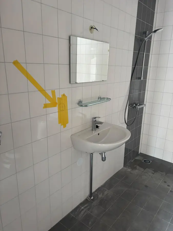Sanitair & kranen — Wastafel met bestaande douchekraan; de markering wijst het aansluitpunt aan
