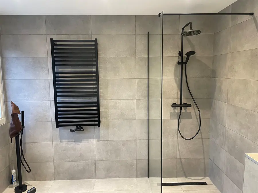 Badkamerrenovatie — Ruime inloopdouche met zwarte designradiator en regendouche