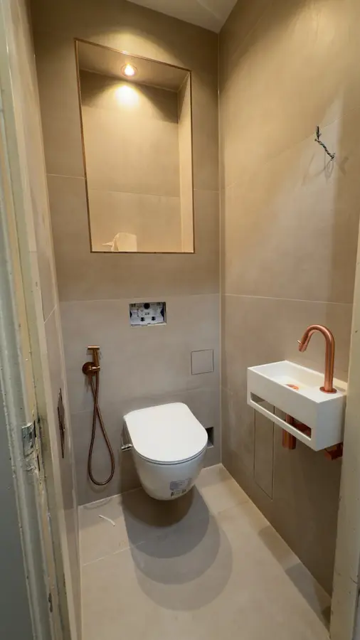 Sanitair & kranen — Hangend toilet met inbouwreservoir, fonteintje en koperkleurige kraan