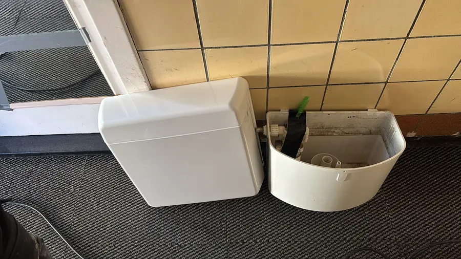 Sanitair & kranen — Losgekoppeld inbouwreservoir en fonteintje tijdens demontage