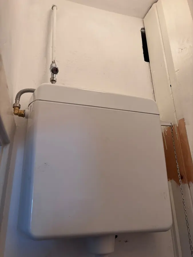 Sanitair & kranen — Opbouwstortbak boven een toilet