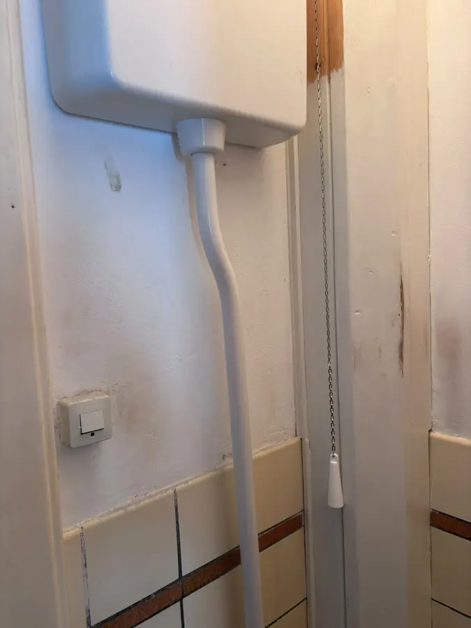 CV & verwarming — Boiler aan de wand met aan- en afvoerleiding