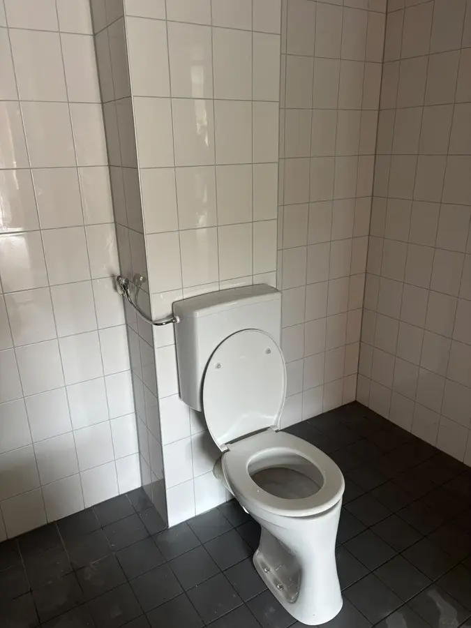 Sanitair & kranen — Staand toilet in een betegelde ruimte