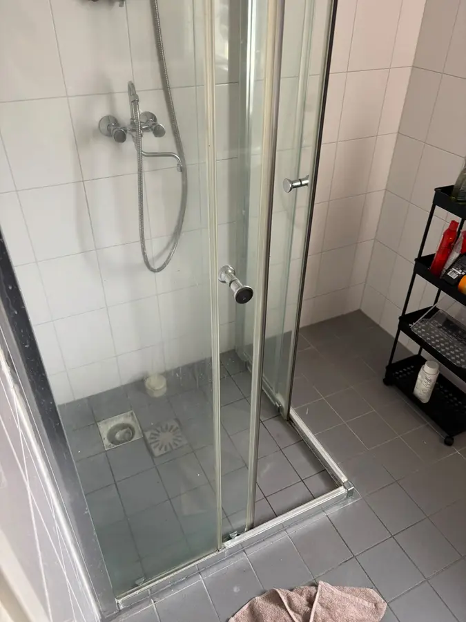 Badkamerrenovatie — Douchecabine met schuifdeuren en douchebak