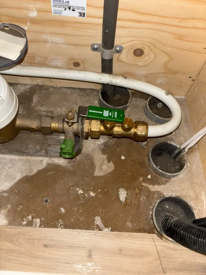 Waterleiding — Waterleiding met terugstroombeveiliging op een houten vloer