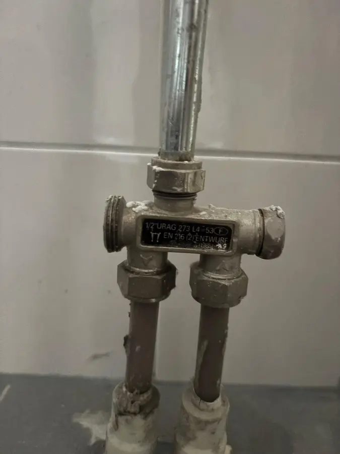 CV & verwarming — Aansluitleidingen met koppelingen onder een installatie