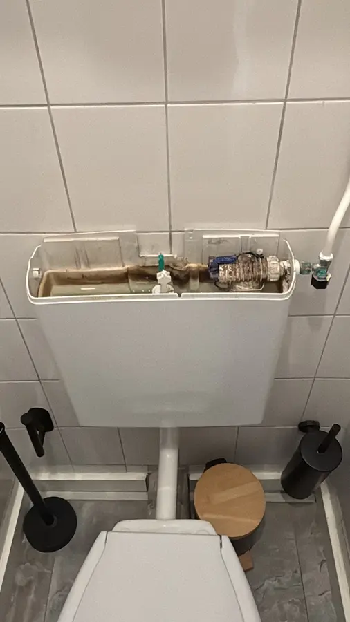 Sanitair & kranen — Geopend inbouwreservoir met de vulkraan zichtbaar