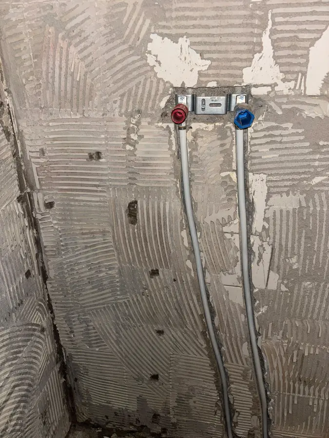 Waterleiding — Gestripte doucheruimte met nieuwe leidingen en inbouwkraan