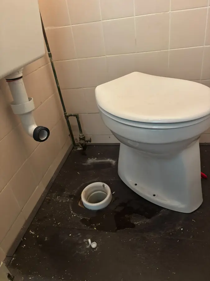 Sanitair & kranen — Losgenomen staand toilet met de afvoeraansluiting in de vloer