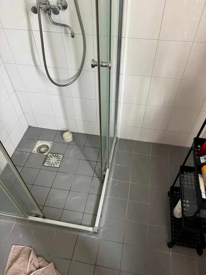 Badkamerrenovatie — Douchecabine met vloerput en tegelvloer
