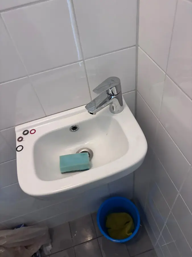 Sanitair & kranen — Fonteintje met kraan en zeepschaal in een toiletruimte