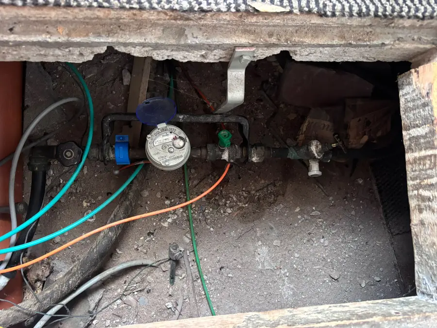 Meterkast — Watermeter met afsluiters in een geopende kruipruimte