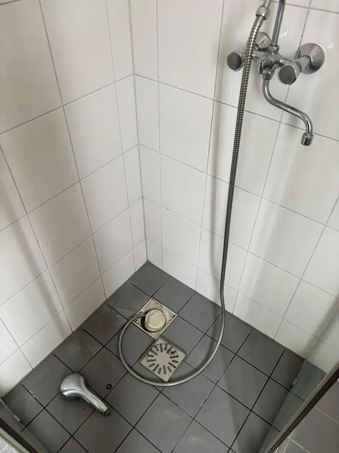 Badkamerrenovatie — Douchehoek met glijstang en vloerput
