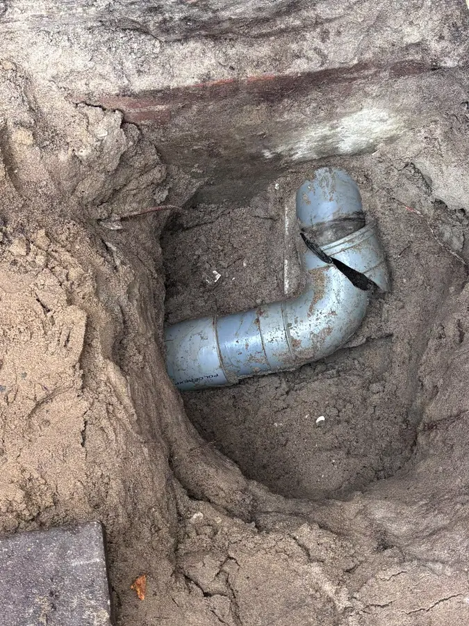 Ontstopping & riool — Nieuwe rioolbocht in een opgegraven vloer