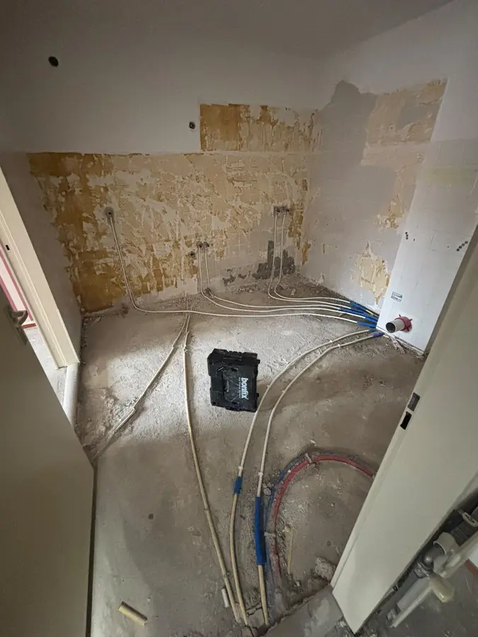Waterleiding — Gestripte ruimte met nieuwe leidingen naar de aansluitpunten