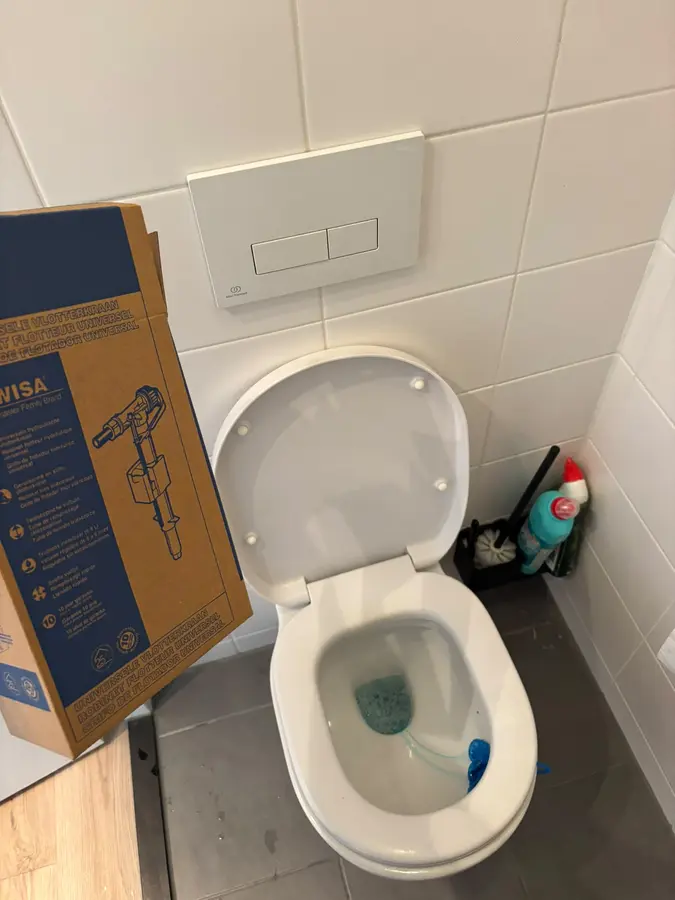 Sanitair & kranen — Nieuw hangend toilet met bedieningsplaat, verpakking staat er nog naast