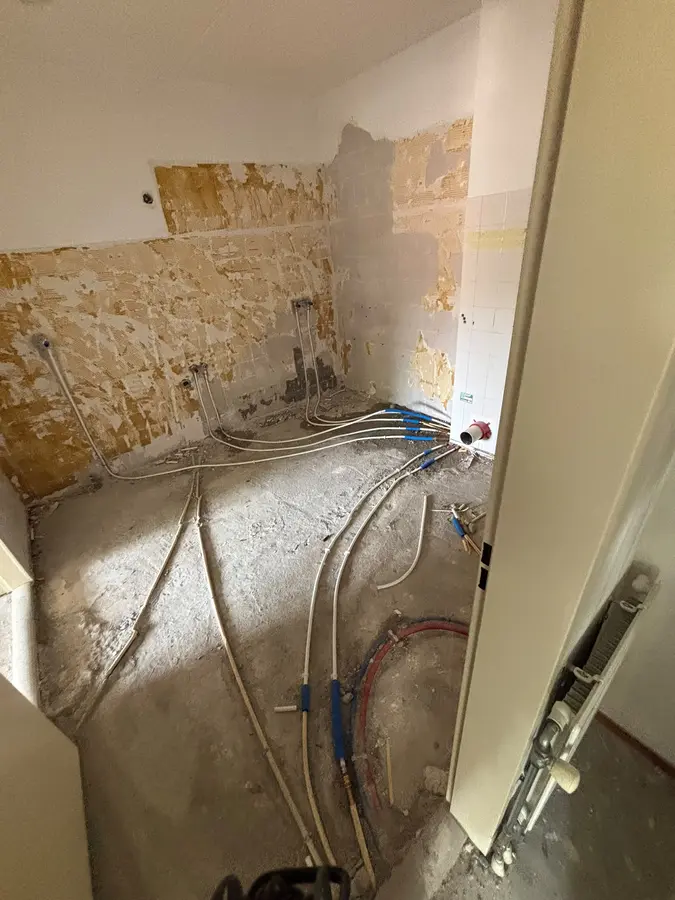 Waterleiding — Gestripte badkamer met nieuwe leidingen naar de aansluitpunten