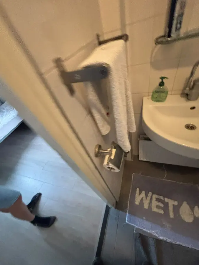 Sanitair & kranen — Wastafel met kraan en handdoekhouder in een toiletruimte